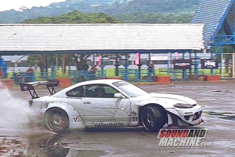 Atraksi drifting dengan sportscar Nissan 180SX yang dipasang suspensi udara di acara Erotism oleh Garasi Drift.