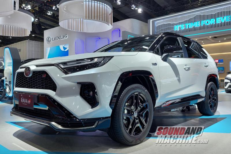 Toyota RAV4 Plug-In Hybrid Electric Vehicle (PHEV) yang diperkenalkan di pameran Gaikindo Jakarta Auto Week (JAW) 2023.