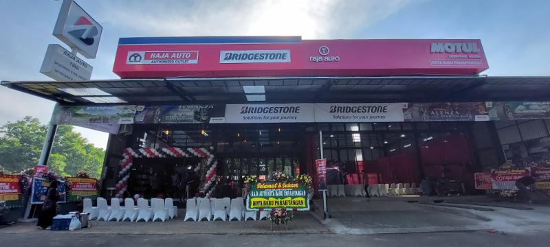 Gerai ban Toko Model (Tomo) Bridgestone Raja Auto Bandung yang baru dibuka di dekat tol Cipularang. (sumber: Bridgestone)