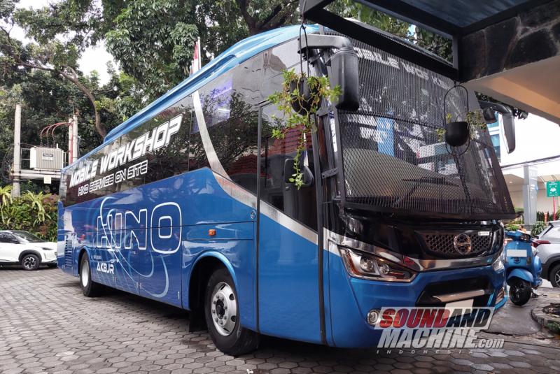 Bus Hino yang disulap jadi bengkel berjalan untuk pelayanan selama momen mudik lebaran Hari Raya Idul Fitri.