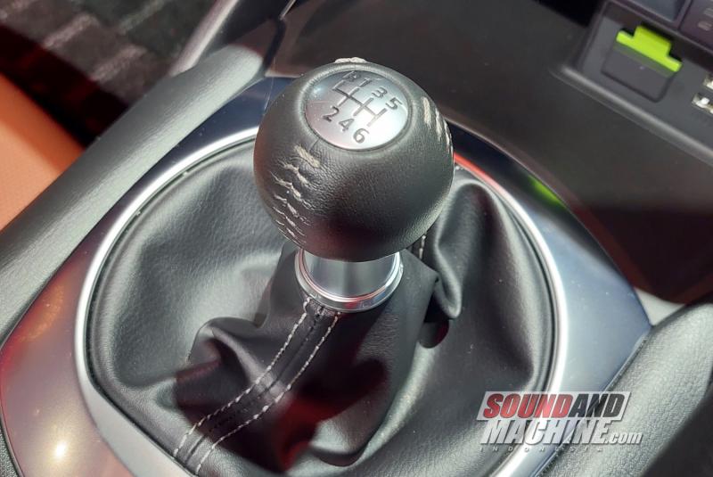 Mazda MX-5 RF transmisi manual untuk pasar Indonesia.