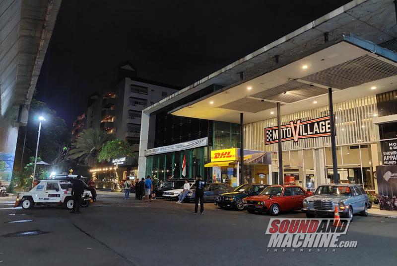 Kongkow Bareng yang diadakan sejumlah komunitas mobil lawas di MotoVillage, Jakarta.