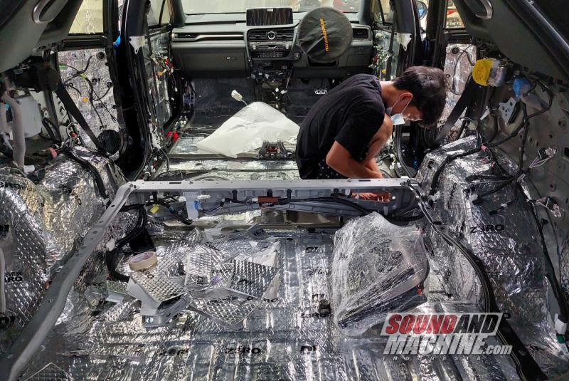 Pemasangan peredam di Lexus RX untuk proyek modifikasi car audio dengan resolusi tertinggi di dunia.