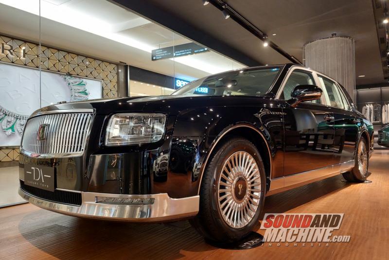 Toyota Century di showroom The Djakarta Auto (TDA) Luxury Toys Plaza Indonesia.