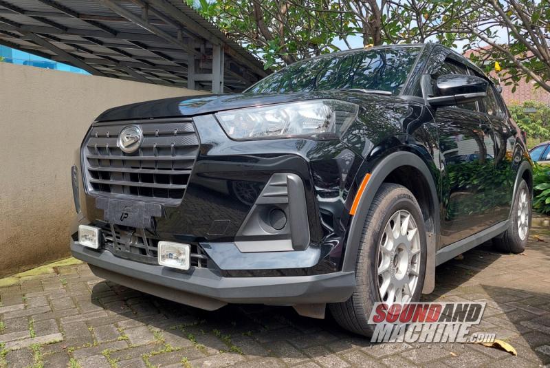 Daihatsu Rocky tanpa plat nomor yang sudah dipasang dudukan velcro Frameless Plate (FP)