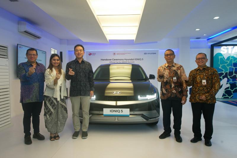 Seremoni serah terima unit Hyundai Ioniq 5 sebagai kendaraan resmi Konferensi Tingkat Tinggi (KTT) ASEAN 2023.