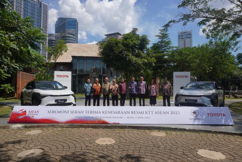 Seremoni serah terima 65 unit Toyota bZ4X sebagai kendaraan resmi KTT ASEAN 2023. (sumber: Toyota)