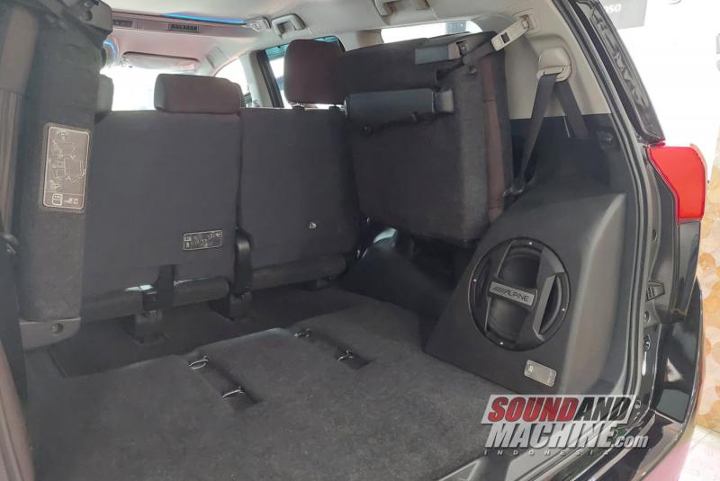 Toyota Kijang Innova `reborn` garapan gerai audio BBS with Pengepul Mobil dengan subwoofer tabung Alpine SWT-S10 yang dikonversi ke boks custom.