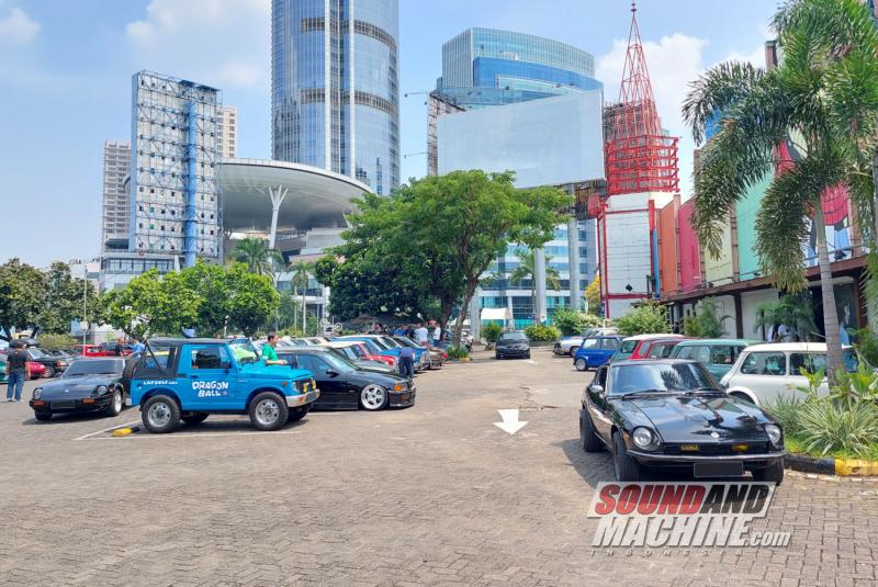 Suasana Halal bi Halal bareng (Halbar) yang diadakan oleh wadah pecinta mobil lawas Retroforia bersama komunitas Old School Indonesia dan Klasik Retro.