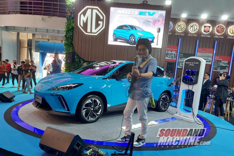 Pertunjukan musik dengan sumber listrik dari mobil MG 4 EV di Periklindo Electric Vehicle Show (PEVS) 2023.