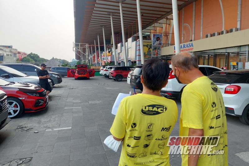 Perhelatan seri terakhir kontes car audio USACI Indonesia di Pluit Village, Jakarta.