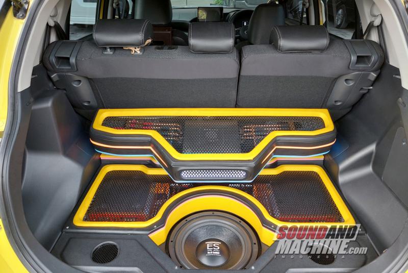 Modifikasi car audio Toyota Raize GR Sport oleh gerai Roda Mas Bintaro yang berpartisipasi di seri ketiga kontes Indonesia Car Audio Network (I-CAN) 2023-2024.