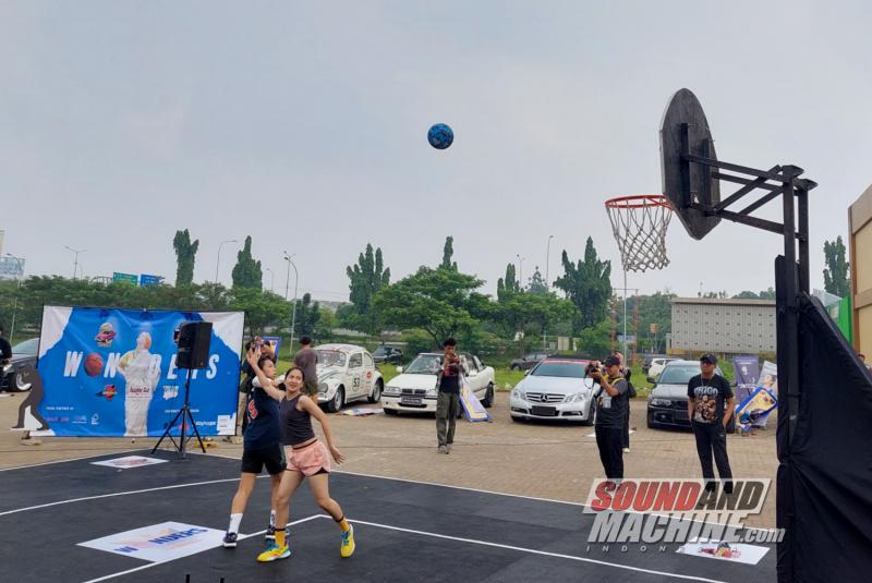 Pertandingan basket wanita 1 lawan 1 antar atlet nasional di acara Kumpul Bareng (Kumbar) Kedai Built-Up pertengahan tahun 2023.