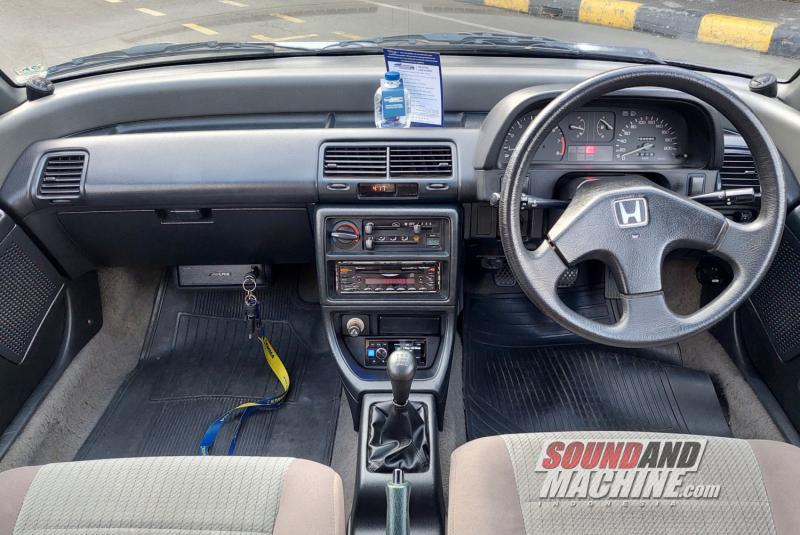 Honda Civic Nouva yang terpasang head unit Alpine UTX-M06 oleh Cartens Autosound.
