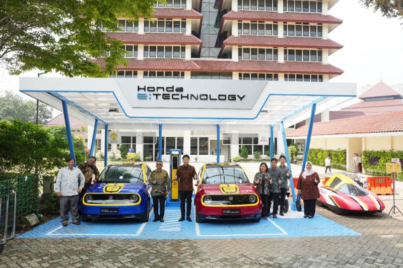 Mobil listrik Honda e yang dipinjamkan ke Universitas Indonesia untuk gencarkan mobilitas netral karbon melalui edukasi. (sumber: Honda)