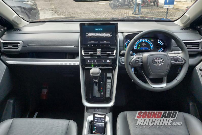 Interior Toyota Kijang Innova Zenix hybrid yang sudah upgrade audio oleh Cartens Autosound.