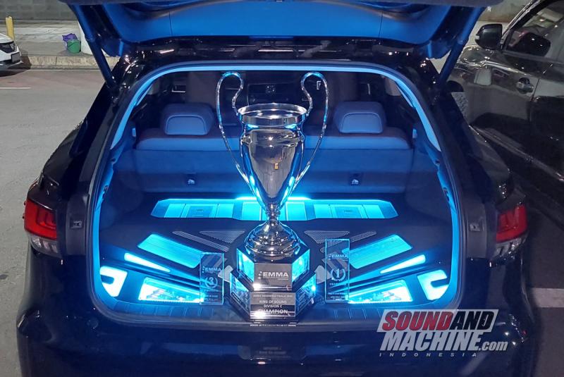 Lexus RX 300 audio full Alpine Status garapan gerai BestBuddyShop Sunter yang mendapat piala di kategori bergengsi dalam kontes final EMMA 2022-2023.