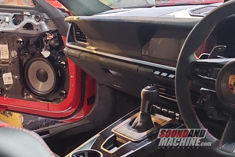 Instalasi speaker Focal P60 yang dirancang untuk Porsche di Porsche 911 GT3RS milik pelanggan BestBuddyShop (BBS) Sunter.