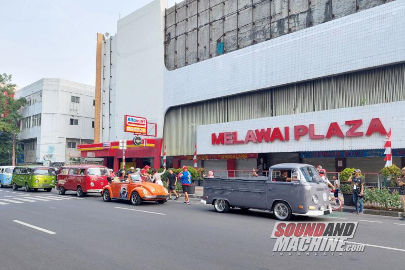 Suasana parade mobil lawas Lintas Melawai di kawasan Blok M, Jakarta.