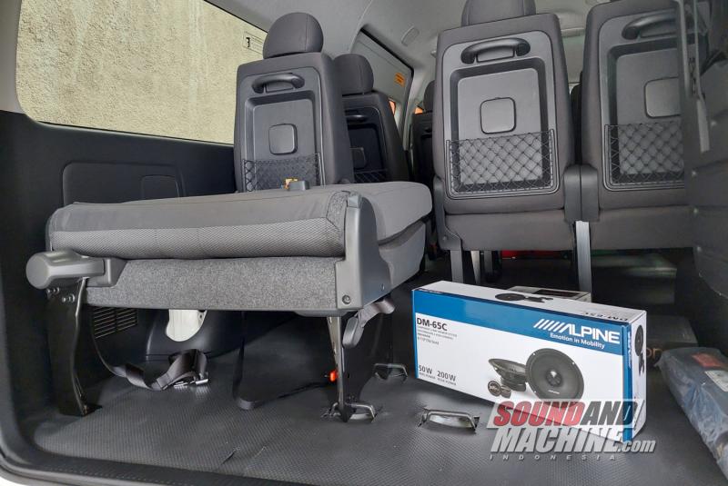 Instalasi speaker 2-way Alpine DM-65C di Toyota Hiace oleh gerai FI Audio.