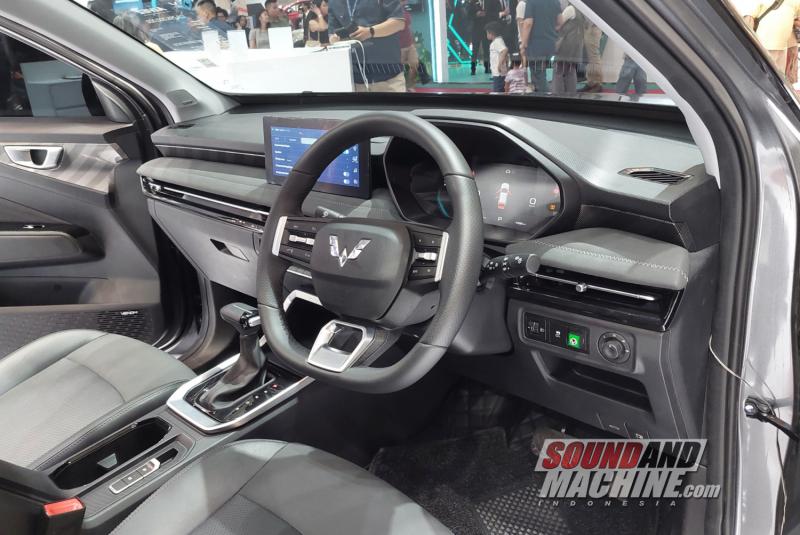 Wuling Alvez full audio Venom di booth Wuling dalam pameran Gaikindo Indonesia International Auto Show (GIIAS) 2023.