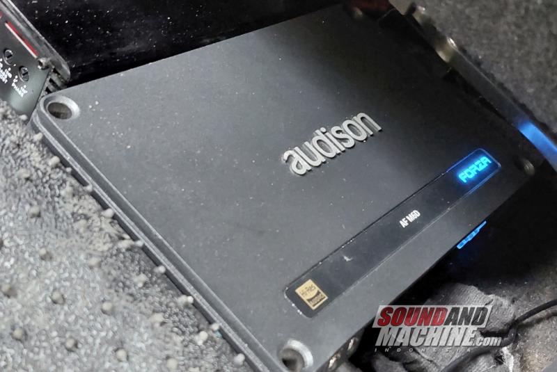 Instalasi power amplifier Audison Forza AF M6D di Honda CR-V oleh gerai Mega Audio.