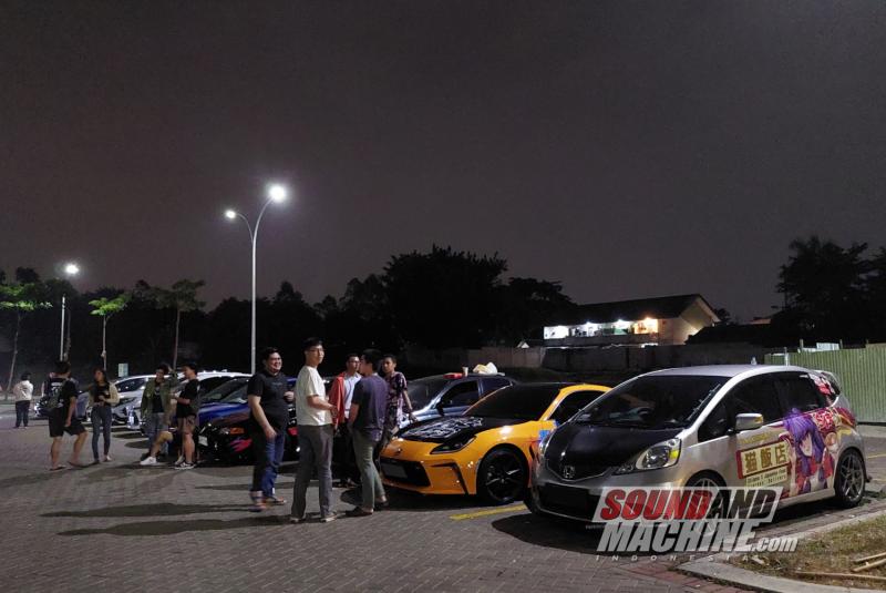 Suasana Saikou Saturday, meet-up mobil Itasha dan kendaraan lain berstiker manga atau anime di Bintaro Emerald, Tangerang.