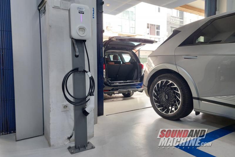 Charger khusus mobil listrik di gerai audio Cartens Autosound.