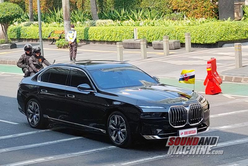 Mobil resmi KTT ke-43 ASEAN Plus BMW i7 yang digunakan oleh salah satu pemimpin negara.
