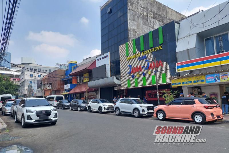 Kopi darat (kopdar) Toyota Raize dan Daihatsu Rocky oleh kreator konten We the Fun di Little Tokyo Blok M.