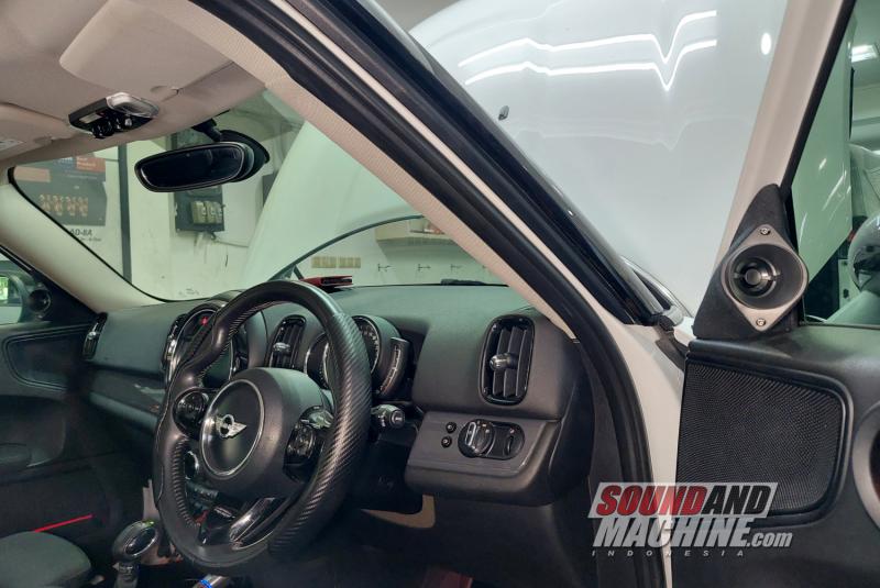 Mini Countryman dengan upgrade audio plug and play Focal Inside khusus BMW oleh Mega Audio.