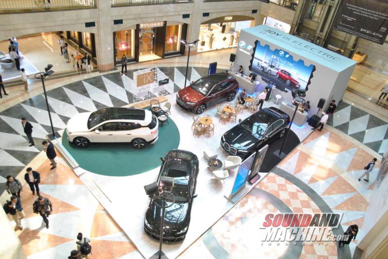 Pameran BMW Exhibition Joy is Electric di Plaza Senayan, Jakarta.