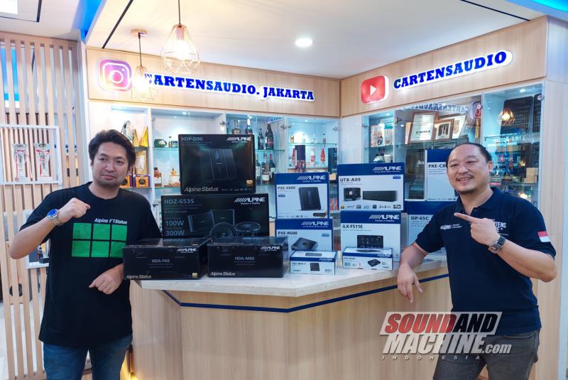 Mizuki Kanai, Global Marketing Manager Alpine Marketing Electronics, Inc dalam kunjungannya ke Cartens Autosound, salah satu dealer resmi Alpine di Indonesia.