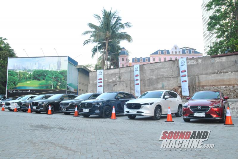 Deretan lini SUV Mazda yang disediakan untuk test drive dalam acara Mazda Power Drive 2023 di Midaz Senayan, Jakarta.