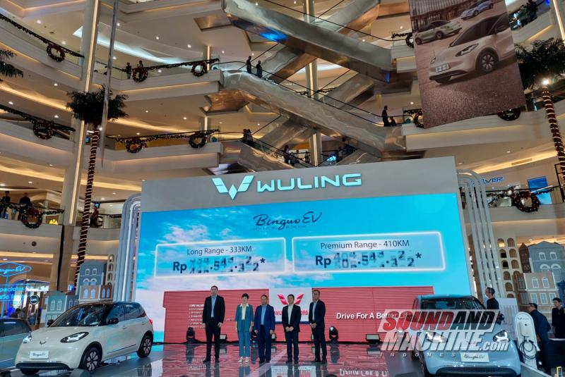 Pengumuman resmi harga jual mobil listrik Wuling Binguo EV di Kota Kasablanka, Jakarta.