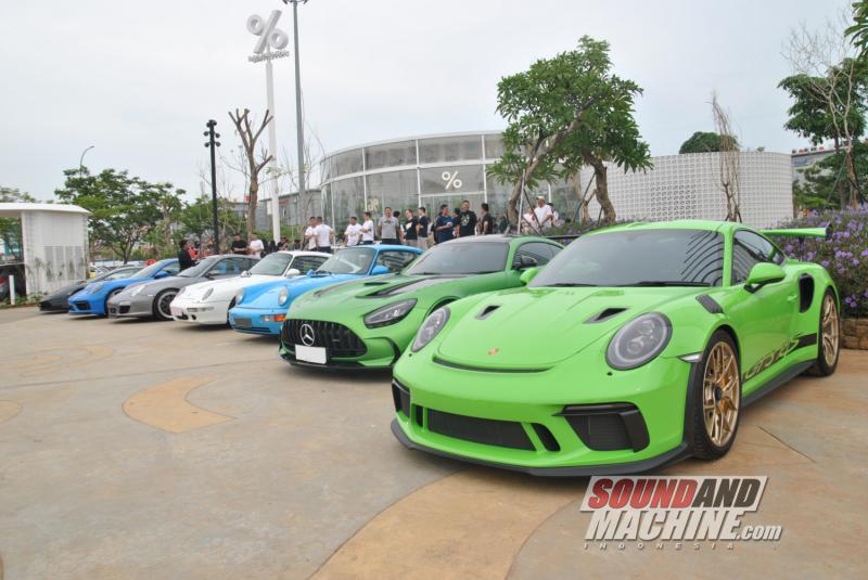 Suasana meet-up Cars and Coffee di Percent Arabica Coffee Golf Island Pantai Indah Kapuk (PIK), Jakarta.