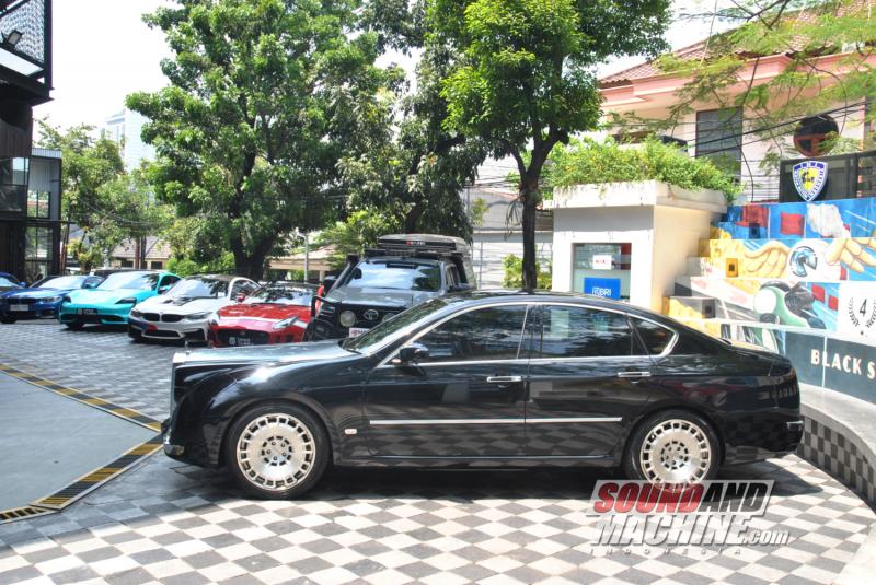 Display mobil modifikasi dengan stiker bodi Omnitarra dalam meet-up Sunday Showdown di Black Stone Garage, Jakarta.