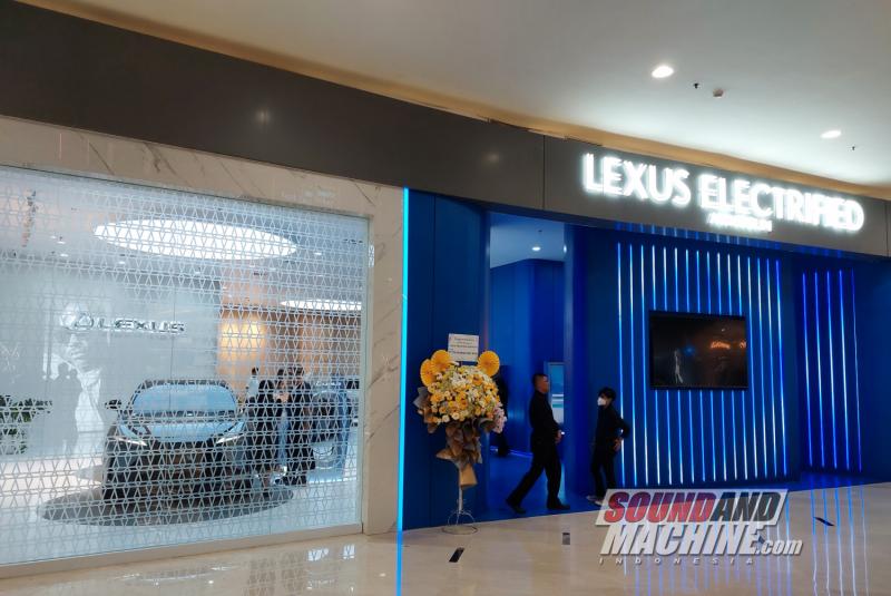 Area luar pameran kendaraan elektrifikasi Lexus Aethereum di Senayan City, Jakarta.