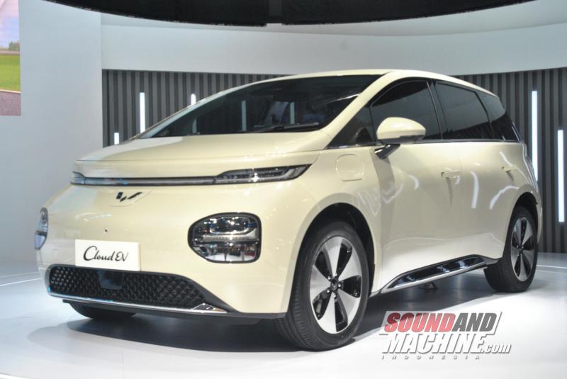Mobil listrik Wuling Cloud EV tampil perdana di pameran Indonesia International Motor Show (IIMS) 2024.