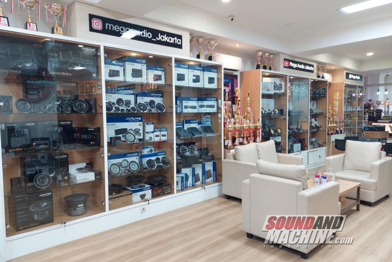 Etalase produk car audio di gerai Mega Audio selama Alpine Day berlangsung.