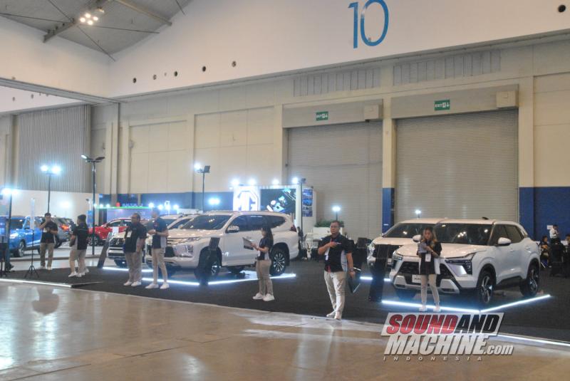 Suasana pameran multi-produk BCA Expoversary 2024 di sektor otomotif.