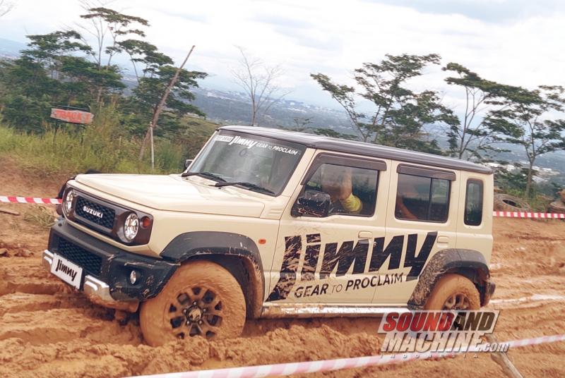 Suzuki Jimny 5-pintu di Desa Pelangi Sentul, Bogor, Jawa Barat.