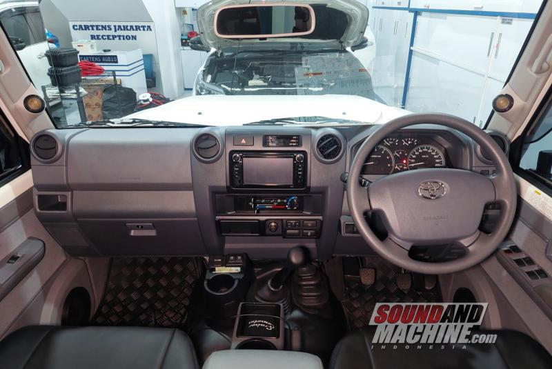 Upgrade audio Toyota Land Cruiser 70 dengan speaker Focal K2 Power series garapan gerai Cartens Autosound.