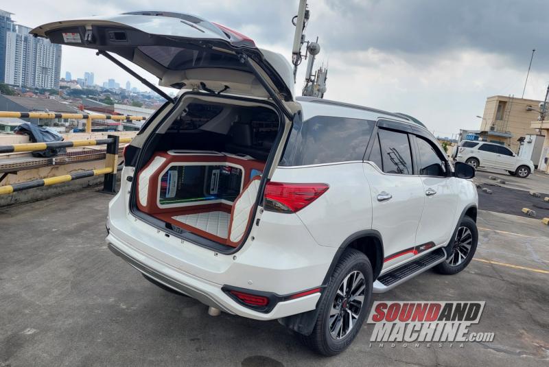 Toyota Fortuner dengan upgrade audio garapan gerai Cartens Autosound.