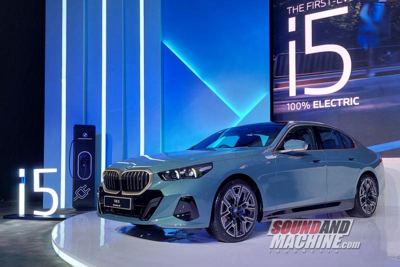 BMW i5 yang diluncurkan ke Indonesia sebagai versi mobil listrik dari 5-Series generasi baru.