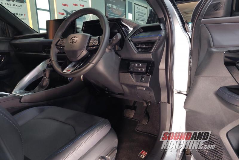 Interior Toyota Yaris Cross dengan speaker Alpine DP-65C garapan gerai Cartens Autosound.