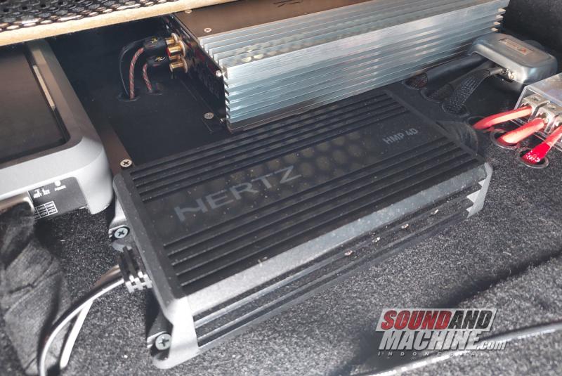 Power amplifier Hertz HMP 4D di Jaguar S-Type milik pelanggan gerai Mega Audio.