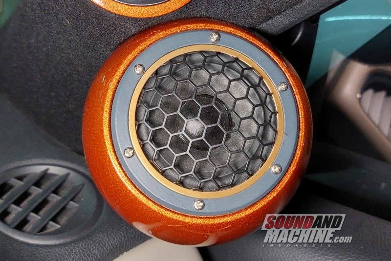 Fullrange Dominations F51 yang terpasang di mobil demo Honda HR-V milik gerai Cas Audio.