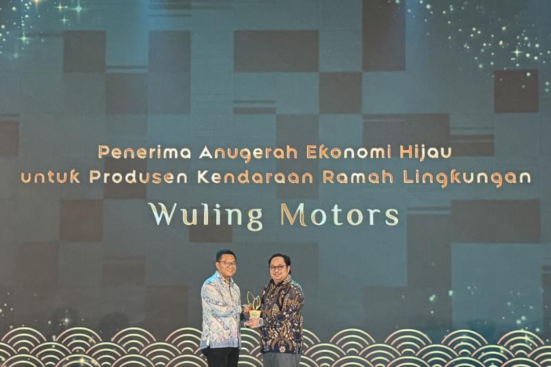 Wuling raih penghargaan dari Anugerah Ekonomi Hijau atas komitmen dalam menghadirkan kendaraan ramah lingkungan. (sumber: Wuling)