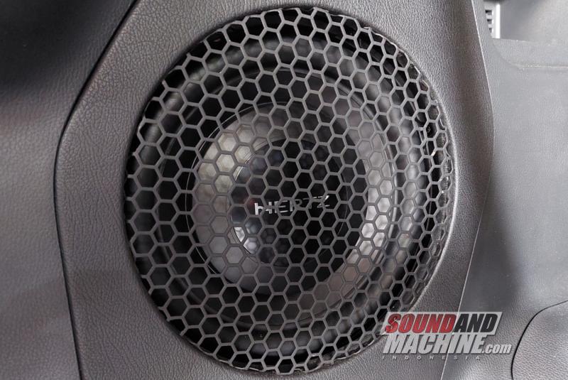 Hertz MPS 250 S4 yang menjadi subwoofer pasif andalan gerai Cartens Audio dalam memodifikasi car audio mobil pelanggan.